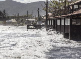 RESSACA ATINGE CASAS DE PRAIA: NATUREZA NÃO PERDOA INVASÃO