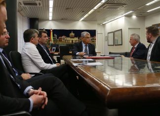 GOVERNADOR ASSINA DECRETO QUE REDUZ ALÍQUOTA DO ICMS PARA ATACADISTAS