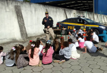POLICIAIS RODOVIÁRIOS FEDERAIS OFERECEM AULAS DE LIÇÕES DE TRÂNSITO PARA CRIANÇAS