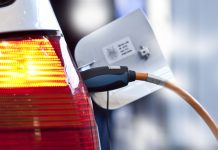 NO BRASIL, CARRO ELÉTRICO SOFRE COM IMPOSTOS E DIFICULTA AS VENDAS