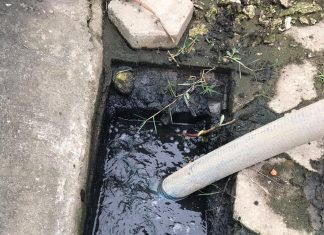 BLITZ DA PREFEITURA E CASAN LACRA SISTEMAS DE ESGOTO CLANDESTINO NOS INGLESES