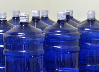 ADESIVO EM GARRAFÃO D’ÁGUA CONTRA VIOLÊNCIA DOMÉSTICA GANHA APOIO DO TJ/SC