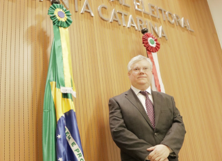 DESEMBARGADOR FEDERAL TOMA POSSE NO COLEGIADO DO TRE DE SC