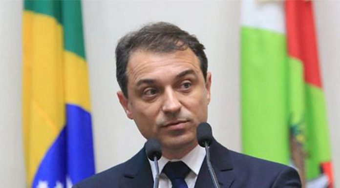 CARLOS MOISÉS ASSUME GOVERNO E ANUNCIA O FIM DAS AGÊNCIAS REGIONAIS