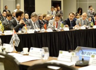 CARLOS MOISÉS ADMITE ATRASO NO PAGAMENTO DOS SALÁRIOS