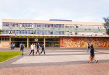 CONTRA CORTE DE VERBAS, PROFESSORES E ALUNOS DA UFSC FAZEM PARALISAÇÃO