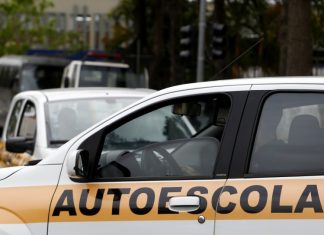 PROJETO ACABA A OBRIGATORIEDADE DO MOTORISTA DE PAGAR A CNH PELAS AUTO-ESCOLAS