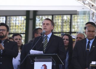 EM FLORIANÓPOLIS, PRESIDENTE BOLSONARO DEFENDE A PROTEÇÃO DA LEI E DA ORDEM