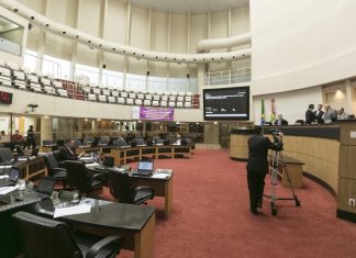 SERVIDORES COBRAM AUMENTOS SALARIAIS DO GOVERNO DO ESTADO