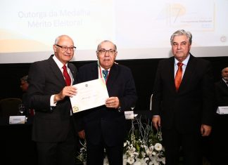 MINISTRO DO STJ, JORGE MUSSI, RECEBE MEDALHA DO MÉRITO ELEITORAL