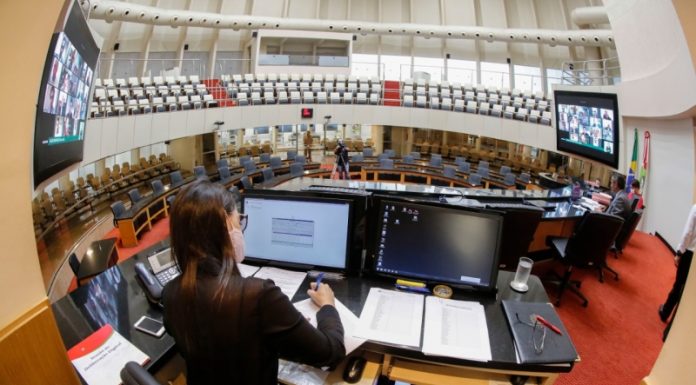 DEPUTADOS REPERCUTEM DENÚNCIAS CONTRA O GOVERNO DE SANTA CATARINA