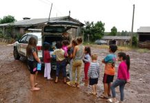 DIA DA CRIANÇA EM SC: POLÍCIA MILITAR DISTRIBUI BRINQUEDOS EM COMUNIDADES VULNERÁVEIS