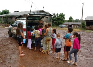 DIA DA CRIANÇA EM SC: POLÍCIA MILITAR DISTRIBUI BRINQUEDOS EM COMUNIDADES VULNERÁVEIS