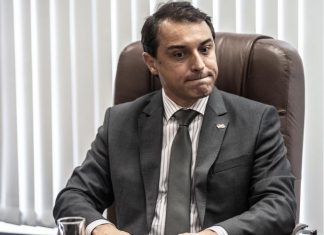 CARLOS MOISÉS DEFENDE A EXTINÇÃO DE APOSENTADORIAS ESPECIAIS PAGAS A EX-GOVERNADORES