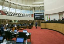 ALESC APROVA PROJETO QUE EXTINGUE MEDIDAS CAUTELARES CONTRA DEPUTADO JÚLIO GARCIA