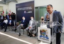 GOVERNADOR E MINISTRO DA EDUCAÇÃO INAUGURAM CENTRO DE REFERÊNCIA DO ENSINO INFANTIL EM BLUMENAU