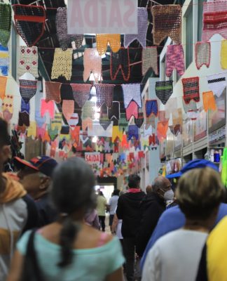 FLORIPA 349 ANOS: BANDEIRINHAS DE CROCHÊ “INVADEM” O MERCADO PÚBLICO