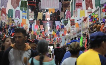 FLORIPA 349 ANOS: BANDEIRINHAS DE CROCHÊ “INVADEM” O MERCADO PÚBLICO