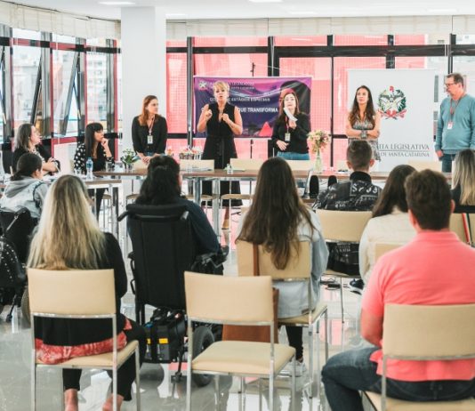 ALESC INCLUSIVA: PESSOAS COM DEFICIÊNCIA VÃO ATUAR EM SETORES DO PARLAMENTO