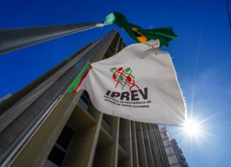 GOVERNADOR CARLOS MOISÉS AUTORIZA REAJUSTE SALARIAL PARA APOSENTADOS E PENSIONISTAS DE SC