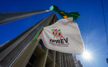 GOVERNADOR CARLOS MOISÉS AUTORIZA REAJUSTE SALARIAL PARA APOSENTADOS E PENSIONISTAS DE SC