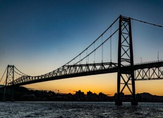 SHOW DE CAMERATA COMEMORA OS 96 ANOS DA PONTE HERCÍLIO LUZ EM FLORIANÓPOLIS