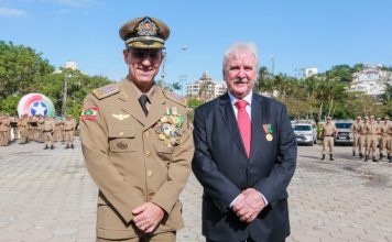 187 ANOS: POLÍCIA MILITAR PRESTA HOMENAGENS AO PRESIDENTE DA ALESC, DEPUTADO MOACIR SOPELSA