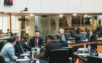 ALESC: DEPUTADOS DESTACAM AÇÕES DO GOVERNO DE SC NAS ÁREAS DA EDUCAÇÃO E INFRAESTRUTURA