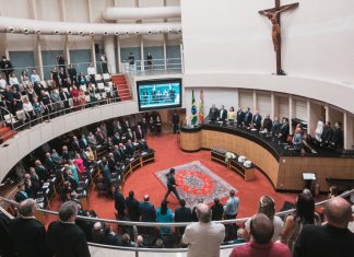 COMENDA DO LEGISLATIVO CATARINENSE: 39 PERSONALIDADES E INSTITUIÇÕES RECEBEM HOMENAGENS DA ASSEMBLEIA LEGISLATIVA