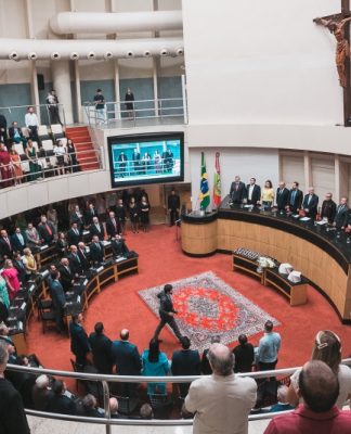 COMENDA DO LEGISLATIVO CATARINENSE: 39 PERSONALIDADES E INSTITUIÇÕES RECEBEM HOMENAGENS DA ASSEMBLEIA LEGISLATIVA