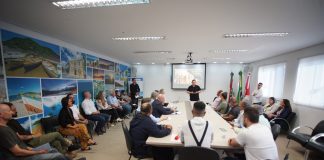 PALHOÇA REÚNE ENTIDADES PARA FORTALECER POLÍTICAS DE TURISMO NA TEMPORADA
