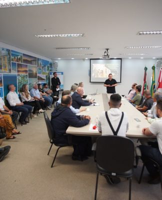 PALHOÇA REÚNE ENTIDADES PARA FORTALECER POLÍTICAS DE TURISMO NA TEMPORADA