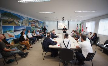 PALHOÇA REÚNE ENTIDADES PARA FORTALECER POLÍTICAS DE TURISMO NA TEMPORADA