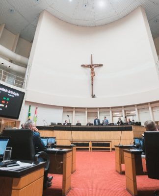 SC: DEPUTADOS APROVAM NOVOS SALÁRIOS DO GOVERNADOR, VICE E SECRETÁRIOS ESTADUAIS