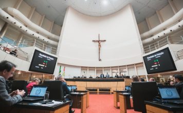 SC: DEPUTADOS APROVAM NOVOS SALÁRIOS DO GOVERNADOR, VICE E SECRETÁRIOS ESTADUAIS