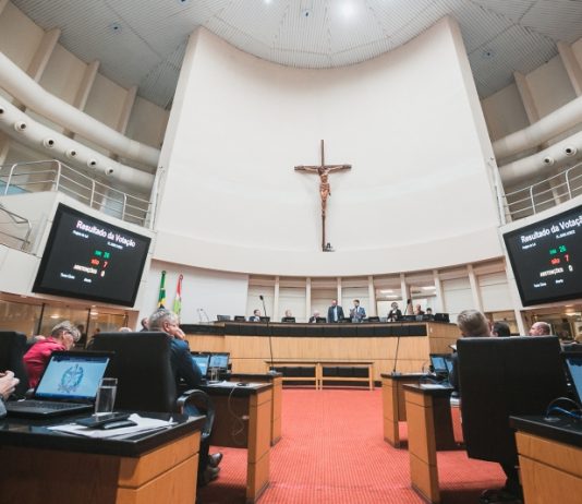 SC: DEPUTADOS APROVAM NOVOS SALÁRIOS DO GOVERNADOR, VICE E SECRETÁRIOS ESTADUAIS