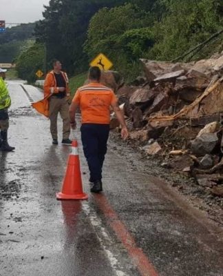 CHUVAS EM SC: MORTES, RESGATE, INTERDIÇÃO DE RODOVIAS E 186 FAMÍLIAS DESALOJADAS