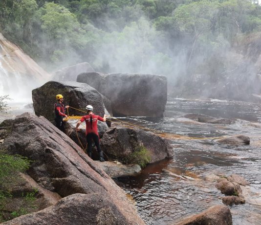 BOMBEIROS MILITARES DE SC RESGATAM 10 PESSOAS QUE DESAFIARAM PERIGOS DE TRILHAS CACHOEIRAS