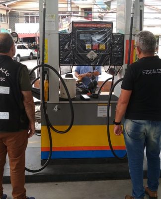 POLÍCIA NO CARTEL: PROCON FISCALIZA AUMENTO CRIMINOSO NOS PREÇOS DOS COMBUSTÍVEIS EM SC