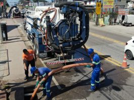 FLORIANÓPOLIS: PACTO PELO SANEAMENTO REALIZA DESOBSTRUÇÃO DE CANAIS DE DRENAGEM NO SUL DA ILHA