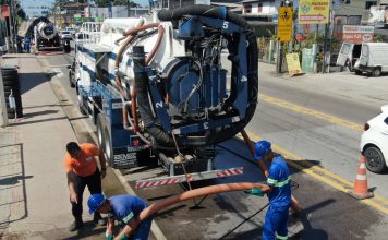 FLORIANÓPOLIS: PACTO PELO SANEAMENTO REALIZA DESOBSTRUÇÃO DE CANAIS DE DRENAGEM NO SUL DA ILHA