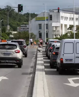 TRÂNSITO EM MÃO ÚNICA: PREFEITURA INAUGURA BINÁRIO EM RUAS DO PANTANAL E CARVOEIRA EM FLORIANÓPOLIS