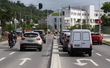 TRÂNSITO EM MÃO ÚNICA: PREFEITURA INAUGURA BINÁRIO EM RUAS DO PANTANAL E CARVOEIRA EM FLORIANÓPOLIS