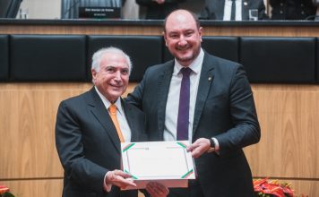 HONRARIA NA ALESC: EX-PRESIDENTE MICHEL TEMER RECEBE TÍTULO DE “CIDADÃO CATARINENSE
