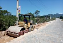 PALHOÇA: RODOVIA ENTRE A BR-101 E A GUARDA DO EMBAÚ RECEBE OBRAS DE REVITALIZAÇÃO