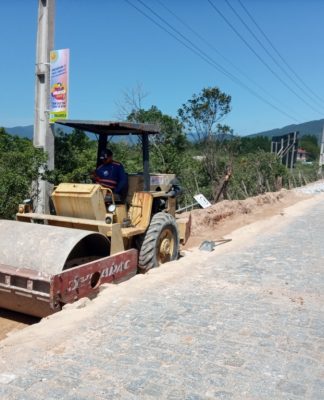 PALHOÇA: RODOVIA ENTRE A BR-101 E A GUARDA DO EMBAÚ RECEBE OBRAS DE REVITALIZAÇÃO