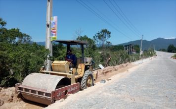PALHOÇA: RODOVIA ENTRE A BR-101 E A GUARDA DO EMBAÚ RECEBE OBRAS DE REVITALIZAÇÃO
