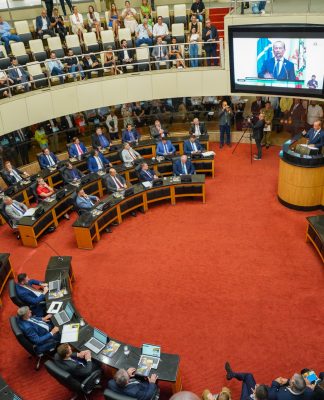 JORGINHO MELLO: “APOIO DOS PODERES E DA SOCIEDADE FORTALECERAM O GOVERNO DE SC CONTRA CRISES”