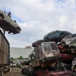 DETRAN DE SC: CARROS AMONTOADOS EM DEPÓSITOS SÃO DESTRUÍDOS