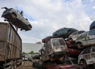 DETRAN DE SC: CARROS AMONTOADOS EM DEPÓSITOS SÃO DESTRUÍDOS